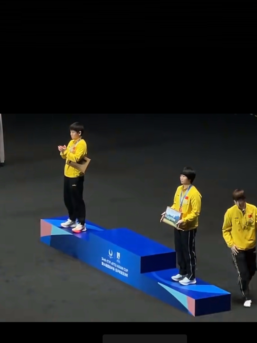 华体会下载-田径比赛的紧张气氛，现场观赛人数众多